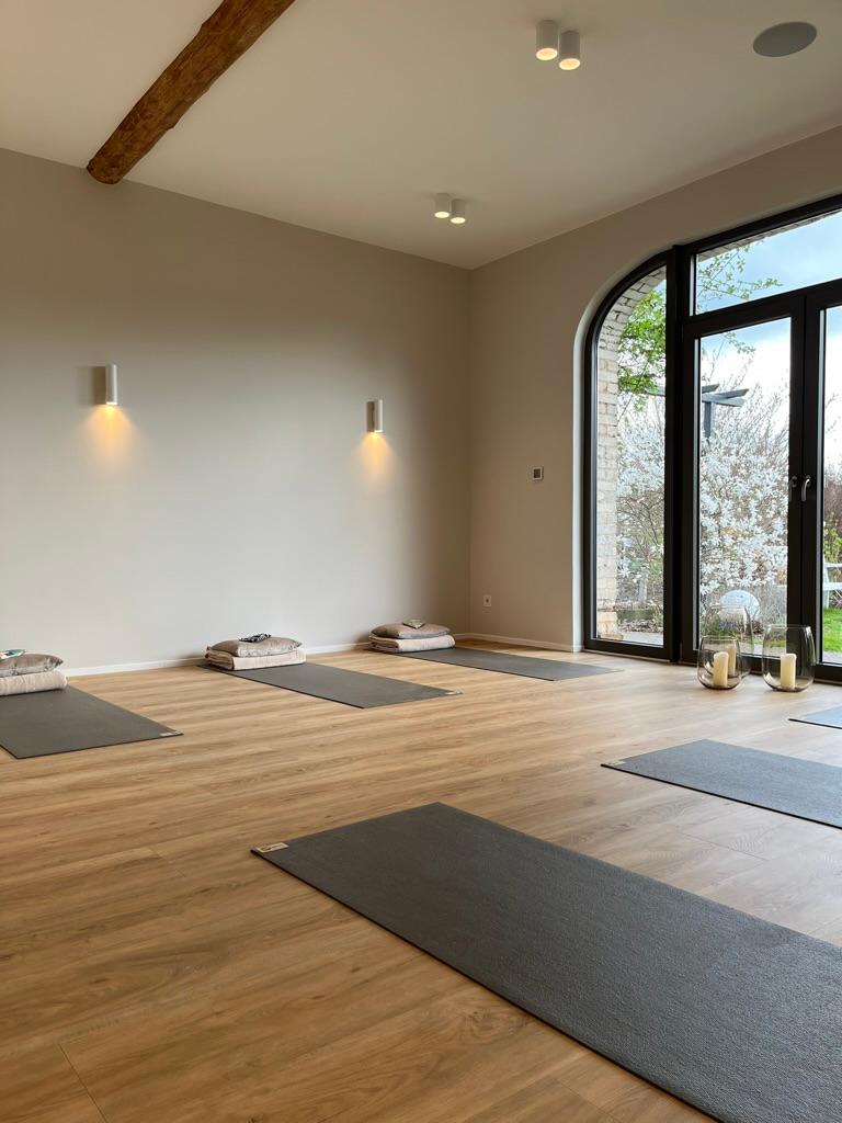 Größerer Raum mit Yoga-Matten